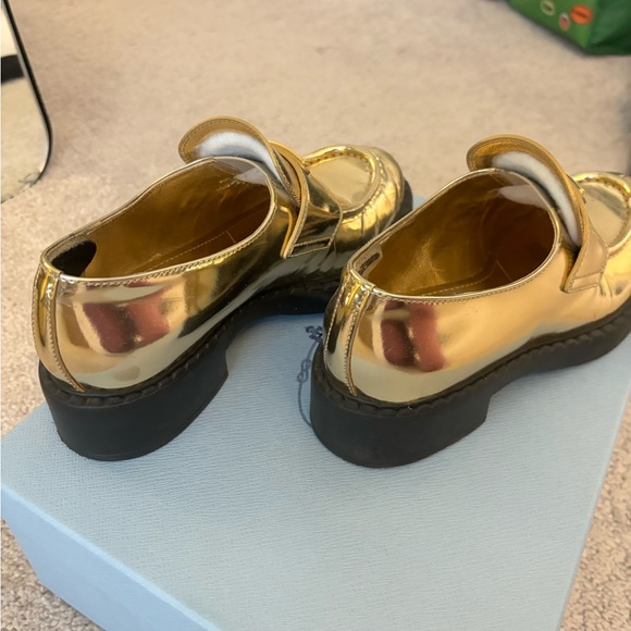 PRADA 
Metallic Brushed Calfskin Metal Triangle Logo 50mm Loafers 37,5 Platino. - Picture 6 of 9